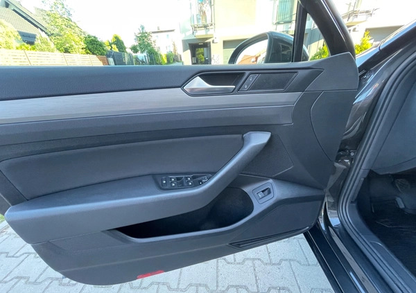 Volkswagen Passat cena 66990 przebieg: 123000, rok produkcji 2018 z Skawina małe 211
